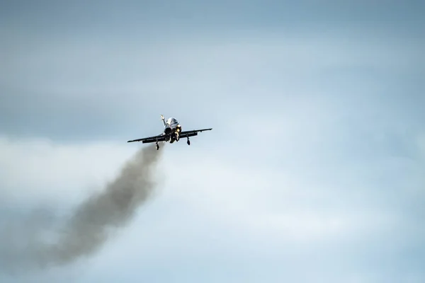 Anglesey in Wales - April 26 2018: British Aerospace Hawk T.2 landing op Anglesey Raf valley luchthaven — Stockfoto