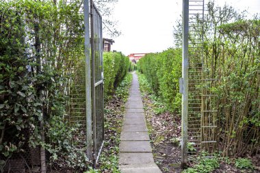 Geçit açılmış bir demir kapı arasında bir gayrimenkulün