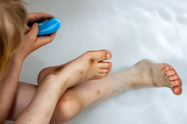 Niña limpiando sus pies sucios — Foto de Stock