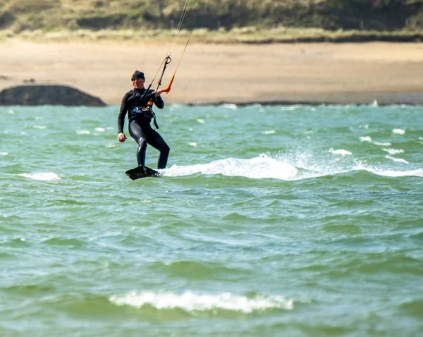 Newborough, Wales - április 26, 2018: Martin bárány a tengerparton élvezi a kite — Stock Fotó