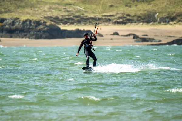 Newborough, Wales - április 26, 2018: Martin bárány a tengerparton élvezi a kite — Stock Fotó