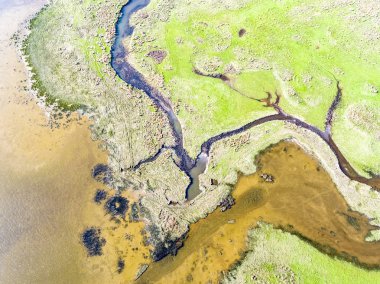 Snowdonia sıradağlarının milli park arka plan - Porthmadog, Galler - İngiltere ile tren yakın Glaslyn bataklıklar havadan görünümü
