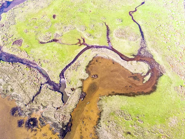 Luftaufnahme der Glaslyn-Sümpfe in Bahnnähe mit dem Snowdonia-Gebirgsnationalpark im Hintergrund - Porthmadog, Wale - vereinigtes Königreich — Stockfoto