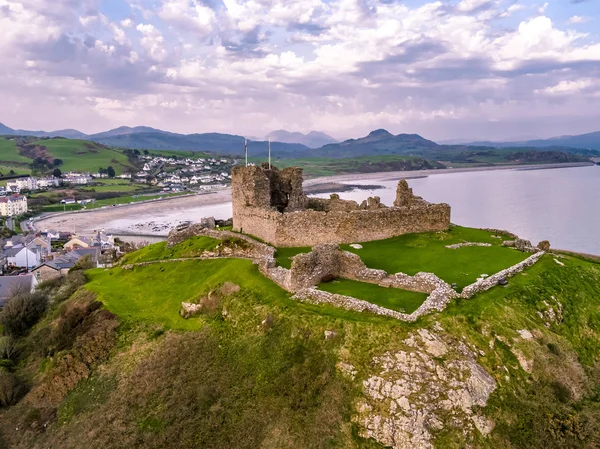 Widok z lotu ptaka zamek Criccieth i plaży o świcie, Wales, Wielka Brytania — Zdjęcie stockowe