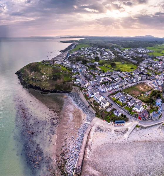 Panorama města Criccieth a pláž po západu slunce, Wales, Velká Británie — Stock fotografie