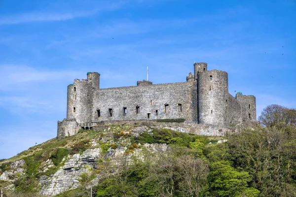 The skyline of Harlech with its XII century castle, Wales, United Kingdom — стоковое фото