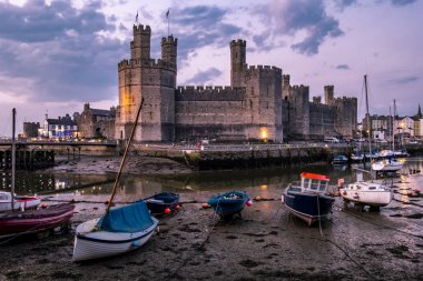 Caernafon Galler manzarası sırasında düşük tide geceleri - Amerika Birleşik Devletleri