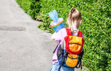 Okulun ilk günü yola küçük kız