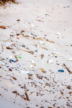 Kumsaldaki sahil kenarındaki tatil beldesinde çöp plastiği kirliliği
