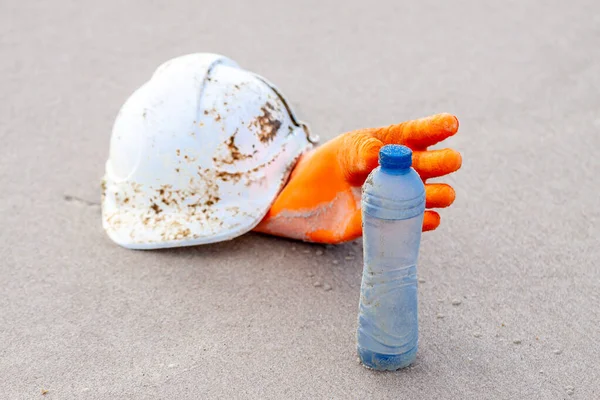 Concetto di inquinamento, rifiuti, smaltimento e plastica sulla spiaggia — Foto Stock