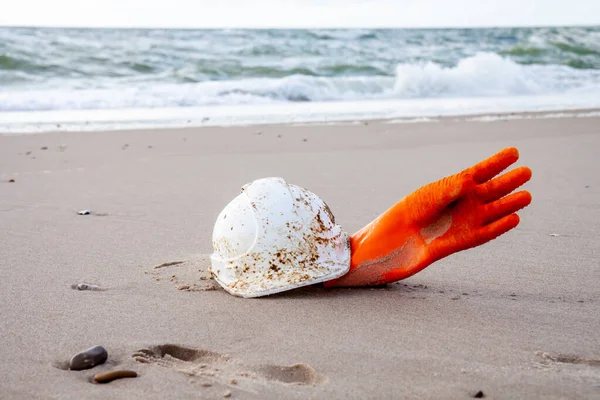 Concetto di inquinamento, rifiuti, smaltimento e plastica sulla spiaggia — Foto Stock