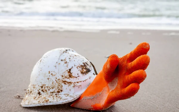 Conceito de poluição, resíduos, descarte e plástico na praia — Fotografia de Stock