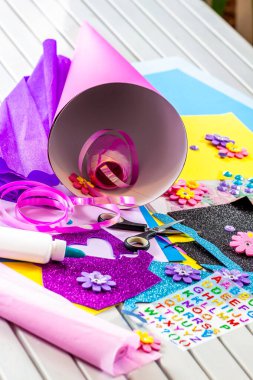 Okul ilk günü için kağıt bir şeker koni hazırlama