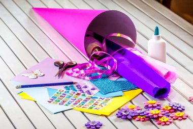 Okul ilk günü için kağıt bir şeker koni hazırlama