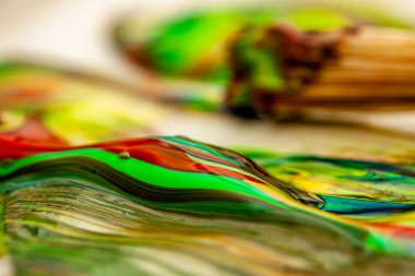 Fırça ve tencerede sıvı sanatçı renklerinin yakınkapatılması