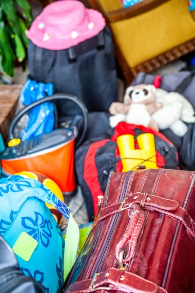 Mala de família e sacos embalados prontos para ir de férias — Fotografia de Stock