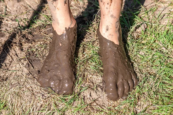 Menino trabalhando e brincando na lama — Fotografia de Stock