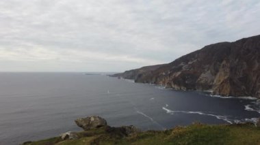 Slieve League Cliffs Avrupa 'nın en yüksek deniz kayalıklarından biridir. 1972 feet yüksekliği veya Atlantik Okyanusu' ndan 601 metre yüksekliği - County Donegal, İrlanda