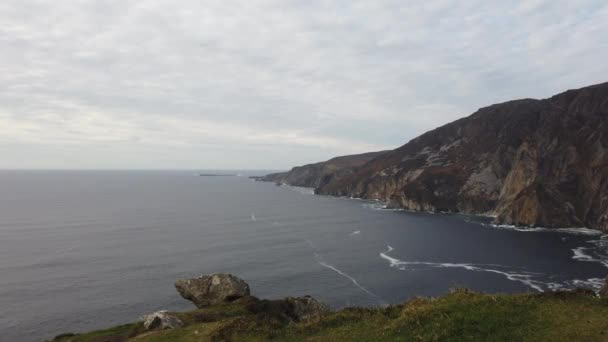 Slieve League Cliffs are among the highest sea cliffs in Europe rising 1972 feet or 601 meters above the Atlantic Ocean - County Donegal, Ireland — Stock Video