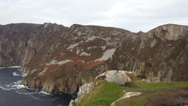 Slieve League Cliffs are among the highest sea cliffs in Europe rising 1972 feet or 601 meters above the Atlantic Ocean - County Donegal, Ireland — Stock video