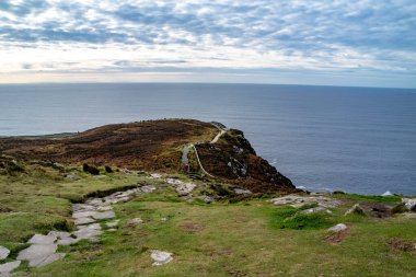 Slieve League uçurumları, Avrupa 'nın en yüksek deniz kayalıklarından biridir. 1972 yılında Atlantik Okyanusu' ndan yükselir. İrlanda 'nın Donegal ilçesi.