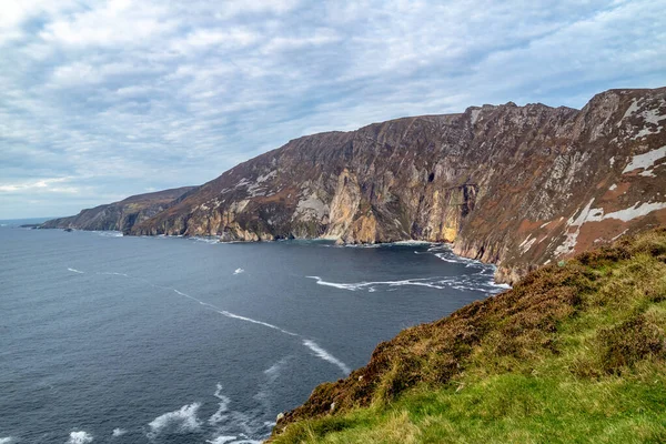 滑崖联盟悬崖是欧洲海拔最高的海崖之一，高过了1972年的大西洋- -爱尔兰的多纳加尔县 — 图库照片