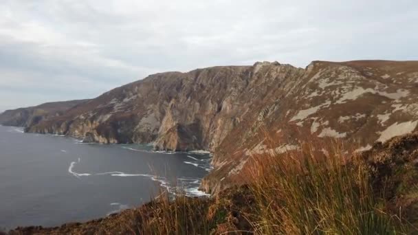 Slieve League Cliffs estão entre as falésias do mar mais altas da Europa subindo 1972 pés ou 601 metros acima do Oceano Atlântico County Donegal, Irlanda — Vídeo de Stock
