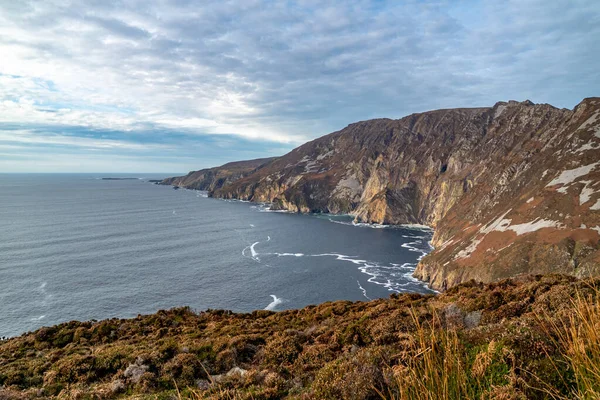 滑崖联盟悬崖是欧洲海拔最高的海崖之一，高过了1972年的大西洋- -爱尔兰的多纳加尔县 — 图库照片