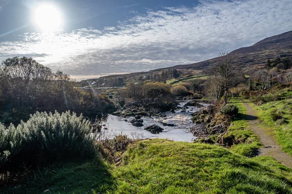 Il fiume Glen e le cascate di Carrick nella contea di Donegal - Irlanda — Foto Stock