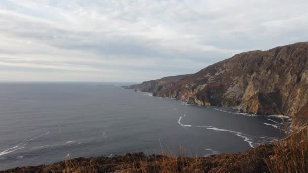 Slieve league klippen gehören zu den höchsten meerklippen in europa, die sich 1972 fuß oder 601 meter über dem atlantik erheben - county donegal, irland — Stockvideo