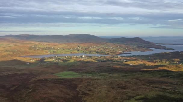 İrlanda 'daki Vahşi Atlantik Yolu üzerindeki County Donegal' da Teelin 'in hava görüntüsü - Slieve League' den — Stok video