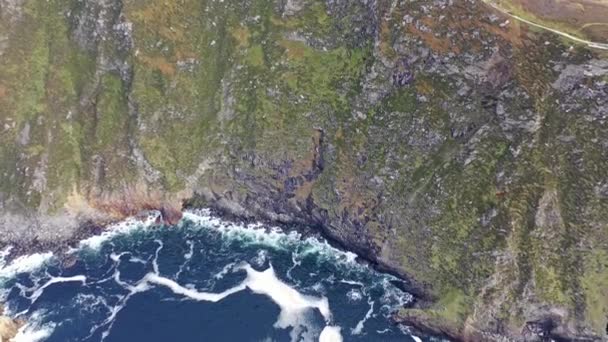 Aerial of Slieve League Cliffs are among the highest sea cliffs in Europe rising 1972 feet or 601 meters above the Atlantic Ocean - County Donegal, Ιρλανδία — Αρχείο Βίντεο