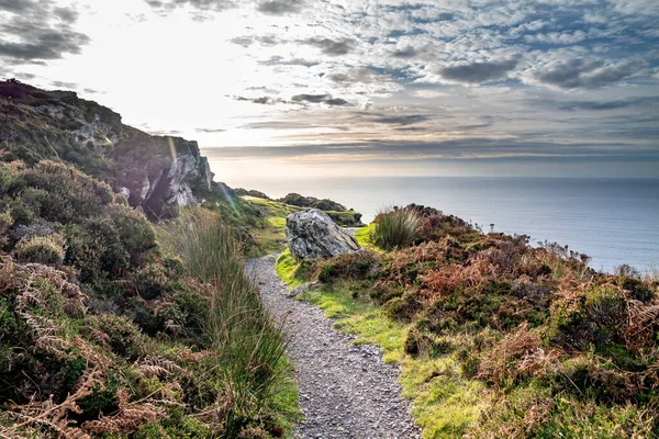 Camino en la cima de los acantilados de la Liga Slieve que se encuentran entre los acantilados marítimos más altos de Europa que se elevan 1972 pies por encima del Océano Atlántico Condado de Donegal, Irlanda — Foto de Stock