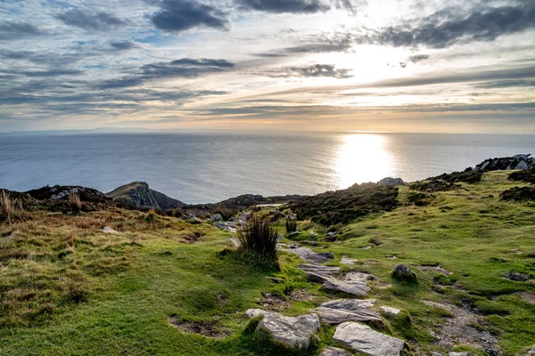 Path tetején a Slieve League sziklák, amelyek egyike a legmagasabb tengeri sziklák Európában emelkedik 1972 láb felett az Atlanti-óceán - County Donegal, Írország — Stock Fotó