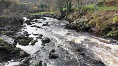 Carrick 'in İrlanda Donegal' deki nehir ve şelaleleri.