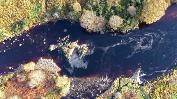 Der fluss glen und wasserfälle von carrick im county donegal - irland — Stockvideo