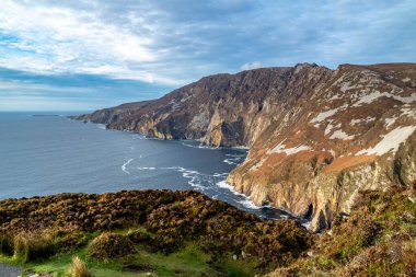 Slieve League uçurumları, Avrupa 'nın en yüksek deniz kayalıklarından biridir. 1972 yılında Atlantik Okyanusu' ndan yükselir. İrlanda 'nın Donegal ilçesi.