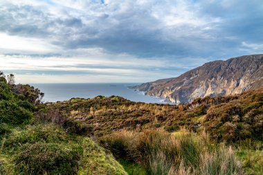 Slieve League uçurumları, Avrupa 'nın en yüksek deniz kayalıklarından biridir. 1972 yılında Atlantik Okyanusu' ndan yükselir. İrlanda 'nın Donegal ilçesi.