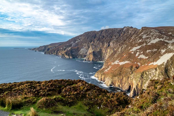 Los acantilados de la Liga Slieve se encuentran entre los acantilados marinos más altos de Europa que se elevan 1972 pies por encima del Océano Atlántico - Condado de Donegal, Irlanda — Foto de Stock