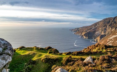 Slieve League uçurumları, Avrupa 'nın en yüksek deniz kayalıklarından biridir. 1972 yılında Atlantik Okyanusu' ndan yükselir. İrlanda 'nın Donegal ilçesi.