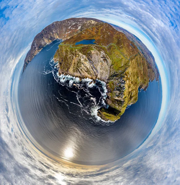 Lucht van de Slieve League Cliffs behoren tot de hoogste zeekliffen in Europa stijgen 1972 voet of 601 meter boven de Atlantische Oceaan - County Donegal, Ierland — Stockfoto