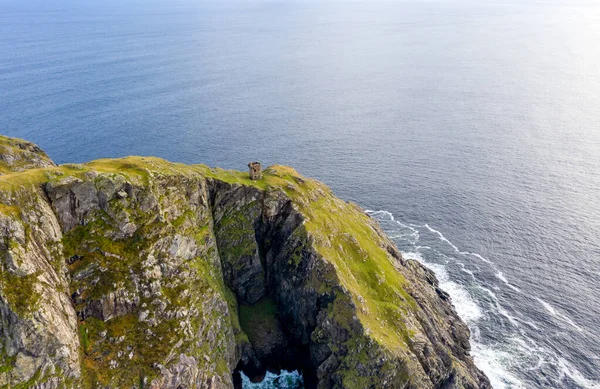 Next to SLieve League is the Carrigan Head with the Signal tower — Stock Photo, Image