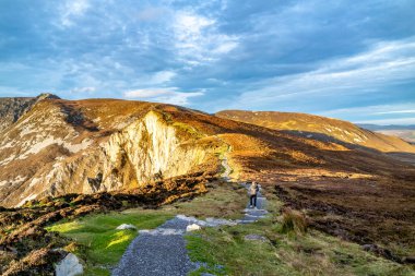 Avrupa 'nın en yüksek deniz uçurumlarından biri olan Slieve League Kayalıklarının tepesindeki patika Atlantik Okyanusu' ndan 1972 feet yükseliyor - County Donegal, İrlanda