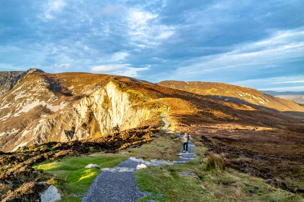 Avrupa 'nın en yüksek deniz uçurumlarından biri olan Slieve League Kayalıklarının tepesindeki patika Atlantik Okyanusu' ndan 1972 feet yükseliyor - County Donegal, İrlanda — Stok fotoğraf