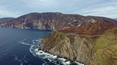 Slieve League Uçurumları, Avrupa 'nın 1972 feet yüksekliğindeki en yüksek deniz uçurumları arasında yer almaktadır.