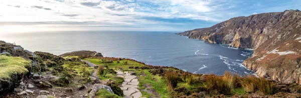 Los acantilados de la Liga Slieve se encuentran entre los acantilados marinos más altos de Europa que se elevan 1972 pies por encima del Océano Atlántico - Condado de Donegal, Irlanda — Foto de Stock