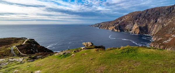 Slieve League Cliffs are among the highest sea cliffs in Europe rising 1972 feet above the Atlantic Ocean - County Donegal, Ireland — Stock fotografie