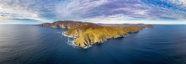 Lucht van de Slieve League Cliffs behoren tot de hoogste zeekliffen in Europa stijgen 1972 voet of 601 meter boven de Atlantische Oceaan - County Donegal, Ierland — Stockfoto