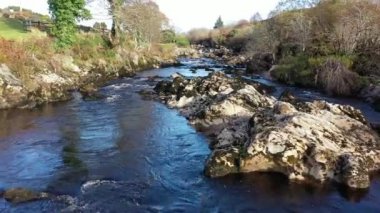 Carrick 'in İrlanda Donegal' deki nehir ve şelaleleri.