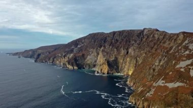 Slieve League Uçurumları, Avrupa 'nın 1972 feet yüksekliğindeki en yüksek deniz uçurumları arasında yer almaktadır.